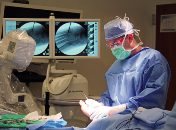 Dr. Sanjeev Patnaik , the best robotic joint replacement surgeon during foot and ankle surgery